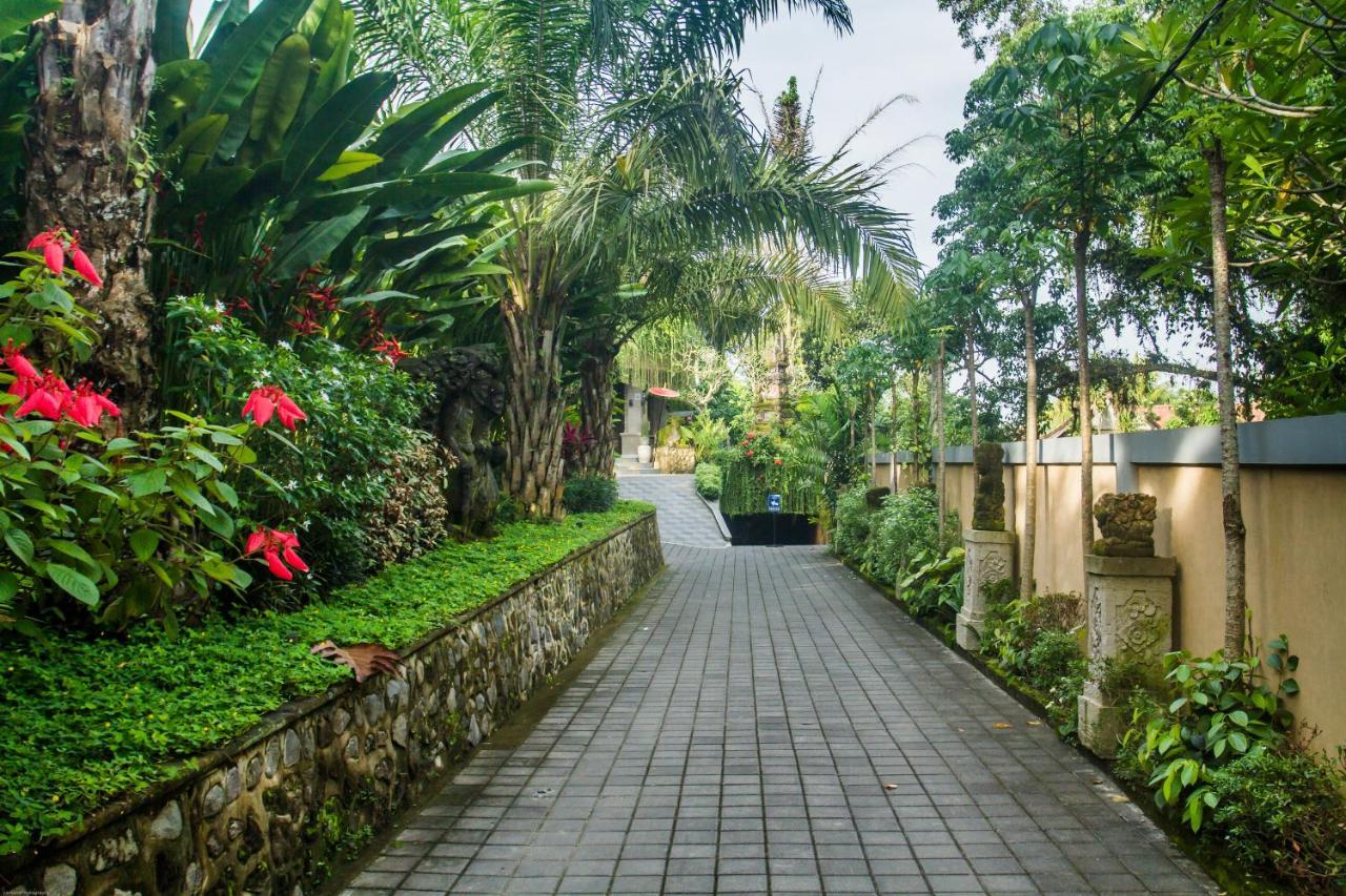 Weda Cita Resort And Spa By Mahaputra Ubud Eksteriør billede The path leading to the main entrance of the hotel